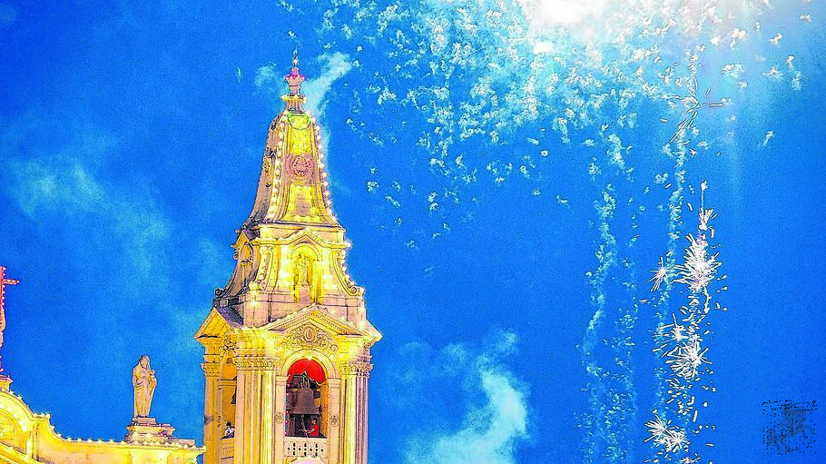 Feuerwerk über der Marienkirche von Naxxar