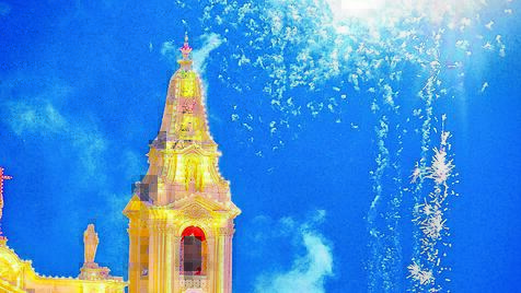 Feuerwerk &uuml;ber der Marienkirche von Naxxar