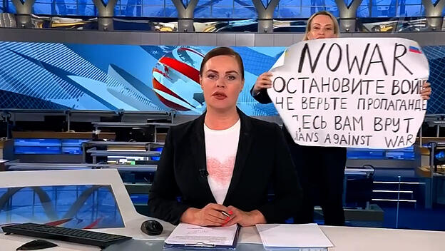Kriegsgegnerin unterbricht Nachrichten in Russlands Staats-TV