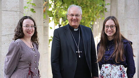 Sie lesen Die Tagespost: Maria 1.0-Vize Jessica Brandstetter, Bischof Rudolf Voderholzer und Maria 1.0-Leiterin Clara Steinbrecher