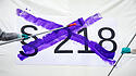 Aktivistinnen streichen symbolisch mit lila Farbe die Schrift § 218 bei einer Kundgebung für die Abschaffung des Paragraphen 218.
