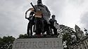 Demonstranten stehen auf der Statue des ehemaligen britischen Premierministers Winston Churchill.