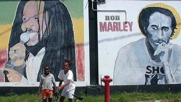 Plakate mit Bob Marley in Kingston