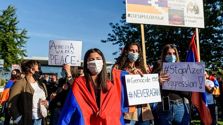 Armenische Demonstranten vor dem Berliner Bundeskanzleramt
