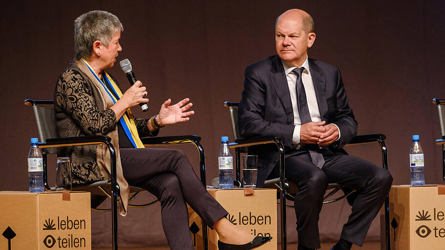 Bundeskanzler Olaf Scholz (SPD) diskutiert auf dem Podium des Katholikentags in Stuttgart