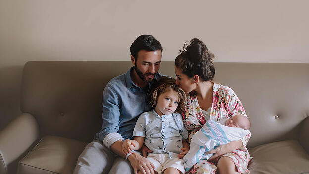 Familie mit zwei Kleinkindern
