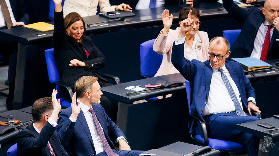 Christian Lindner und Friedrich Merz im Deutschen Bundestag in Berlin