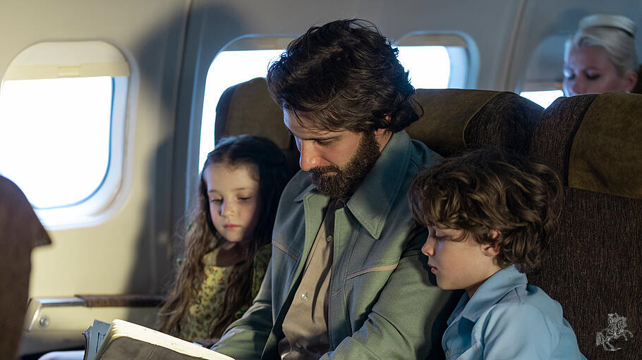 Auf Anordnung seines Vaters entführt Leo (Emiliano Zurita) seine Kinder Tamara und Isaac nach Europa. Doch die Mutter gibt nicht auf.