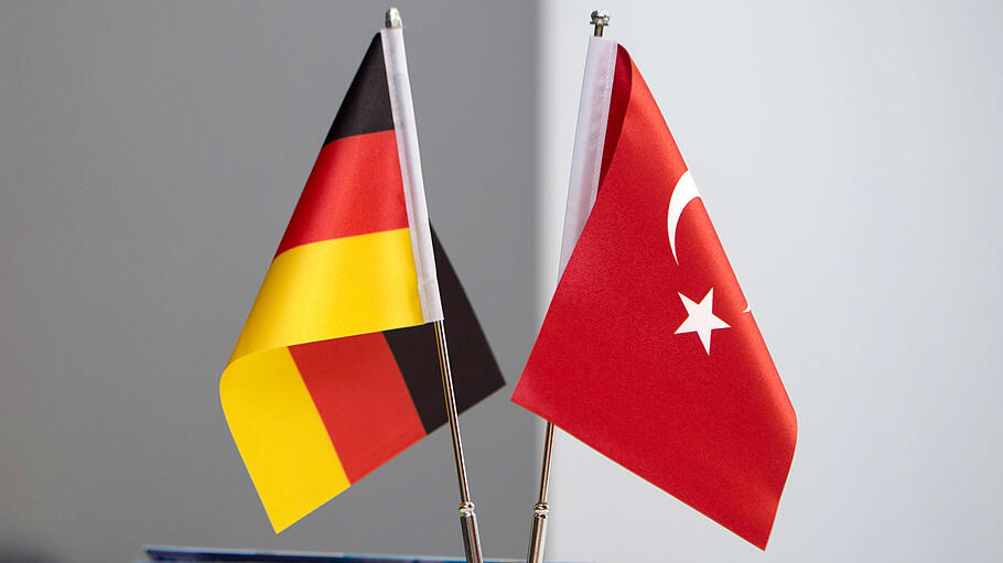 Deutsche und türkische Flagge