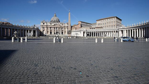 Coronavirus: Leerer Petersplatz im Vatikan