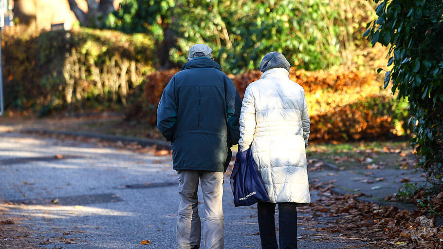 Senioren Ehepaar beim Spaziergang Hamburg Hamburg Deutschland *** Senior couple on a walk Hamburg Hamburg Germany Copyri