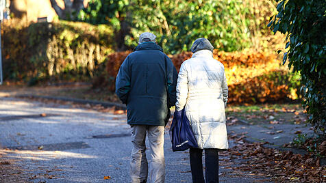 Senioren Ehepaar beim Spaziergang Hamburg Hamburg Deutschland *** Senior couple on a walk Hamburg Hamburg Germany Copyri