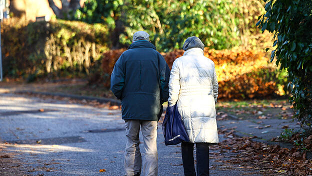 Senioren Ehepaar beim Spaziergang Hamburg Hamburg Deutschland *** Senior couple on a walk Hamburg Hamburg Germany Copyri