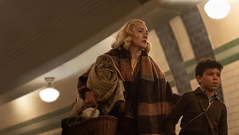 Saoirse Ronan und Elliott Heffernan in „Blitz“