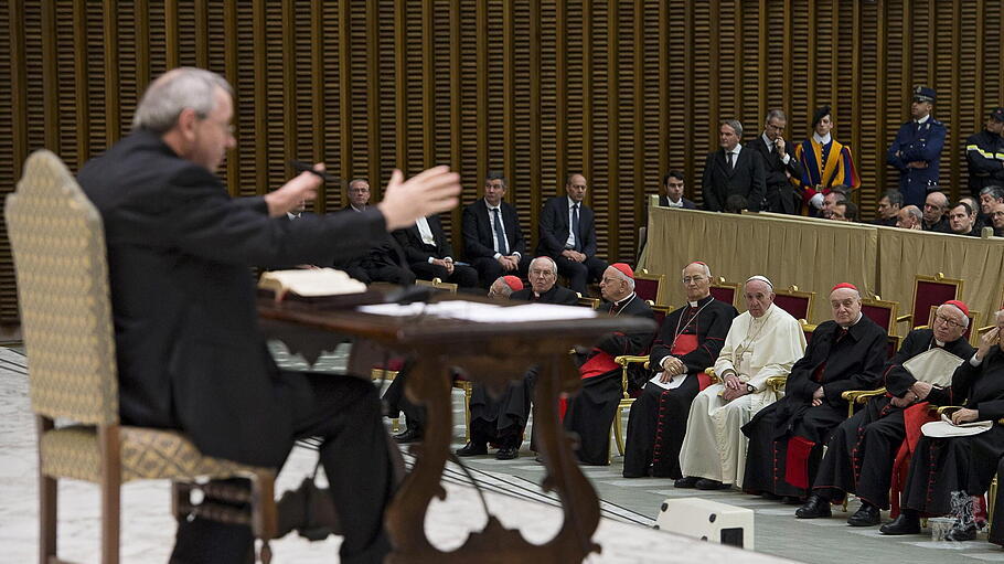 Marko Rupnik leitet 2016 einen Gebetsimpuls im Vatikan.