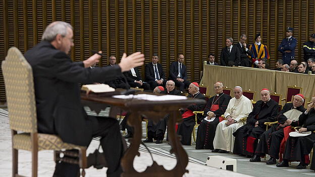 Marko Rupnik leitet 2016 einen Gebetsimpuls im Vatikan.