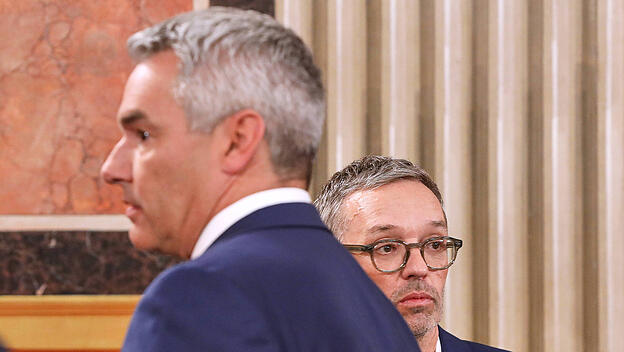 Noch-Bundeskanzler Karl-Nehammer (ÖVP) und der FPÖ-Wahlsieger Herbert Kickl