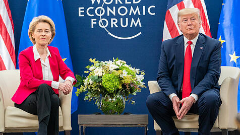 EU und USA werfen sich gegenseitig Angriffe auf die Demokratie vor und beanspruchen deren Schutz f&uuml;r sich - mit den gleichen Argumenten.