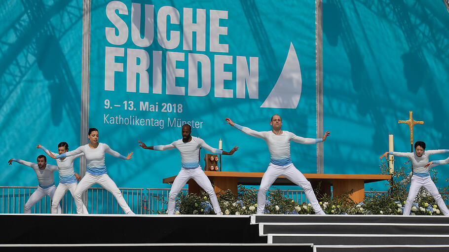 Tanzende auf der Bühne beim Hauptgottesdienst