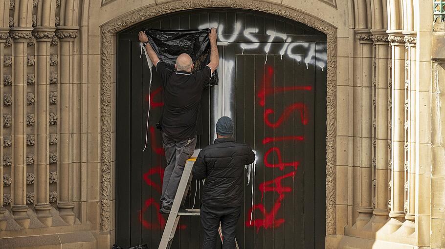 Grafitti  an St. Patrick's Cathedral nach Freispruch  Kardinal Pells