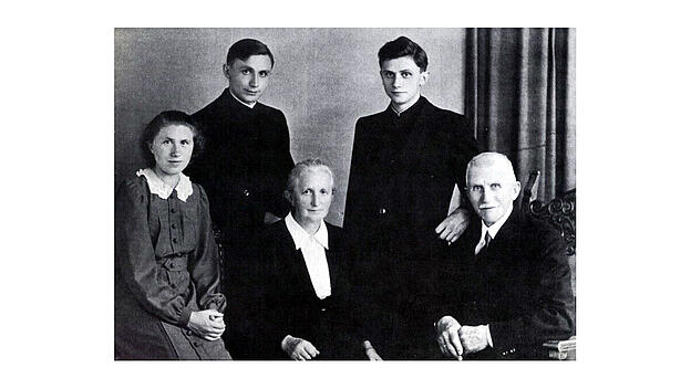Familie Ratzinger nach der Doppelprimiz der Brüder