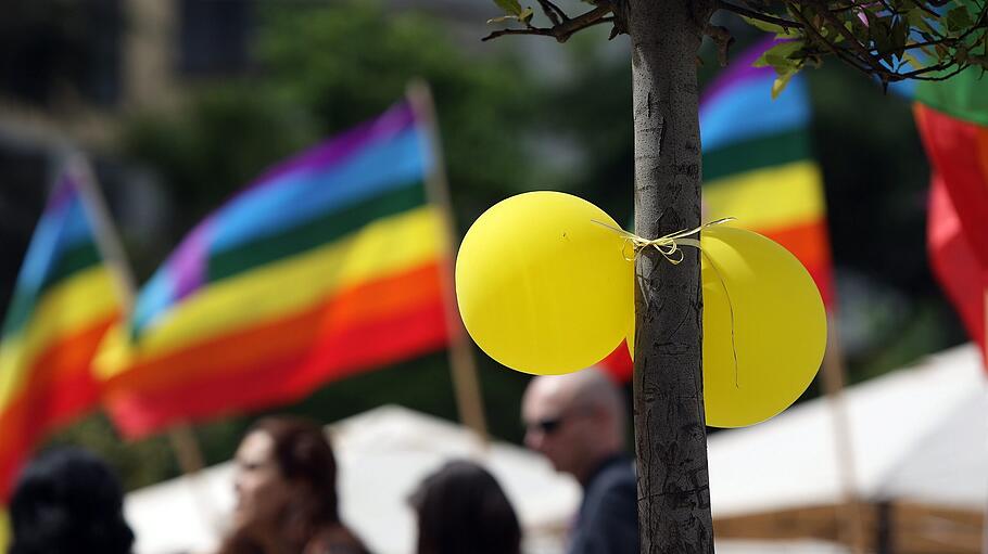 LGBT Propaganda an katholischer Schule in Frankreich