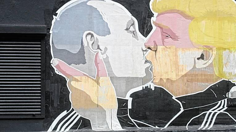 Graffiti Trump küsst Putin