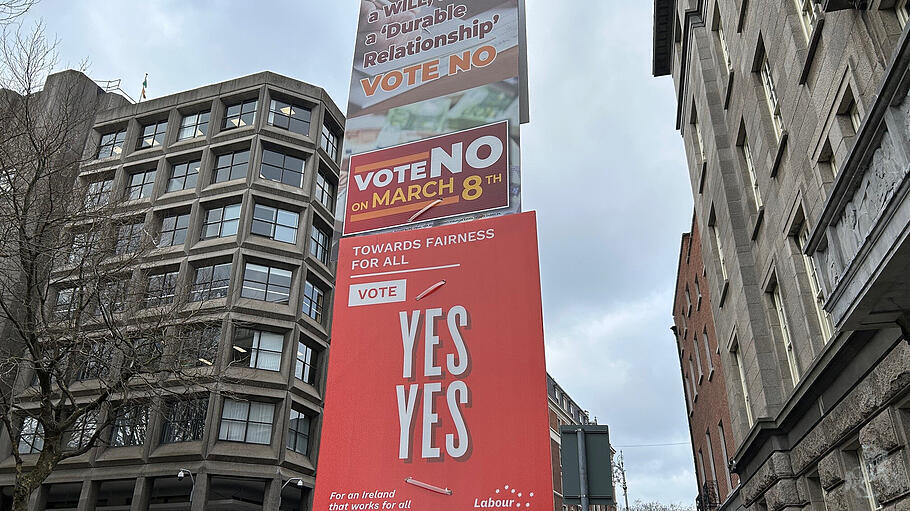 Plakate für und gegen das Referendum zur Änderung der irischen Verfassung