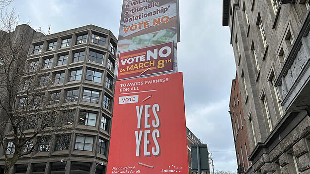 Plakate für und gegen das Referendum zur Änderung der irischen Verfassung