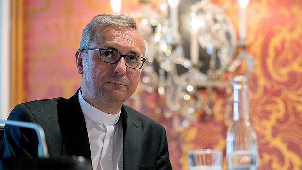 Stefan Heße zu Beginn der Herbstvollversammlung der Deutschen Bischofskonferenz