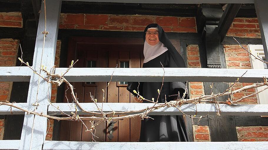 Das Lächeln einer fröhlichen Nonne in Kloster Dinkslage
