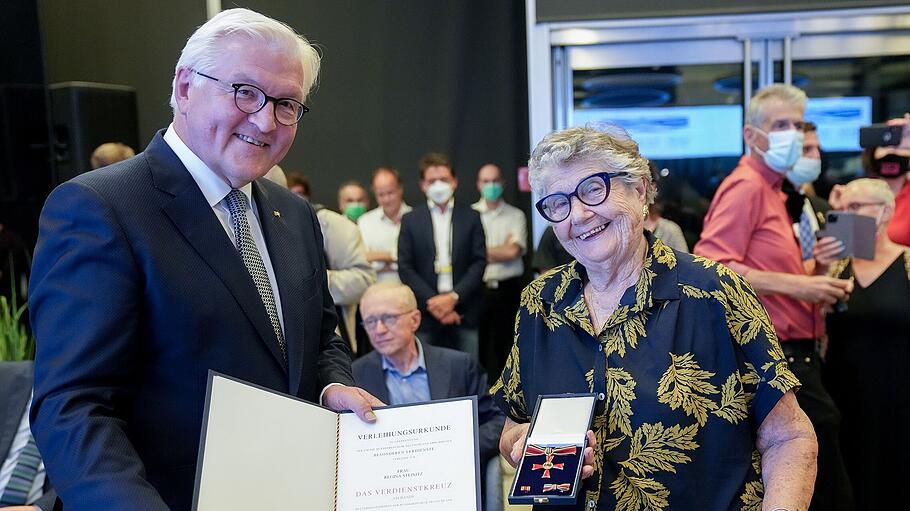 Bundespräsident Steinmeier verleiht den Verdienstorden an die Holocaust-Überlebende Regina Steinitz