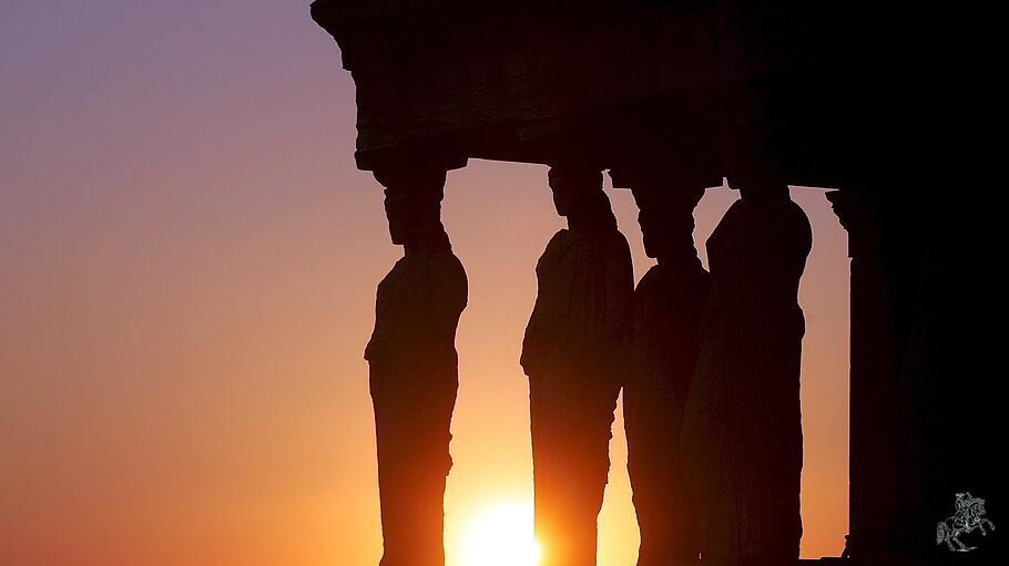 Antike Statuen in der Akropolis in Athen