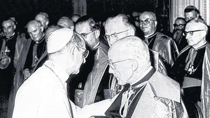Paul VI. begrüßt Kardinal Josef Frings während eines Besuchs deutscher Bischöfe im Vatikan