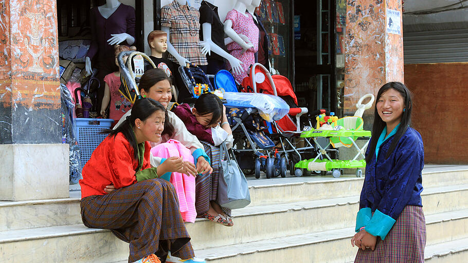 Junge Frauen in Bhutans Hauptstadt Thimphu