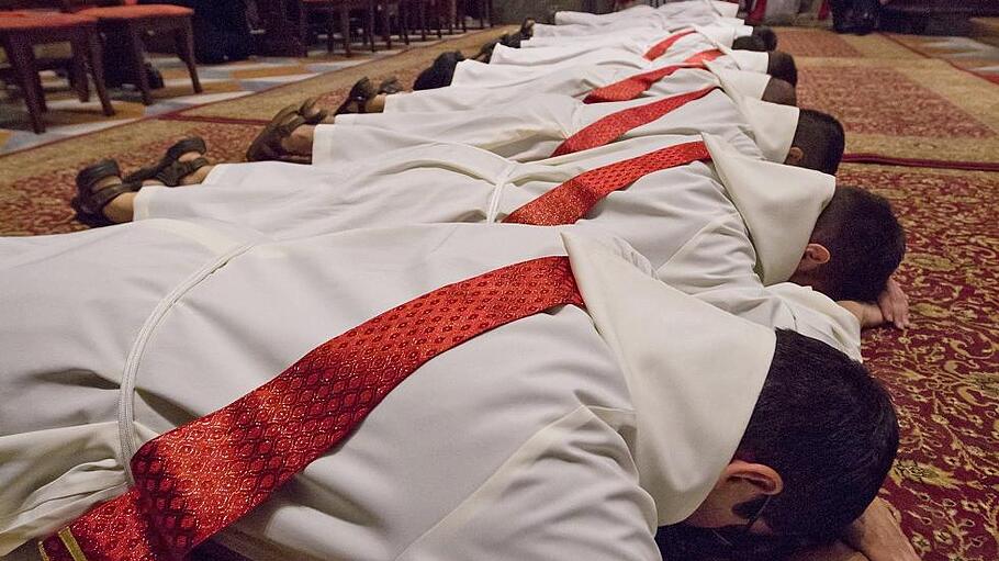 Priesterweihe dr&uuml;ckt dem Weihekandidaten einen Stempel auf