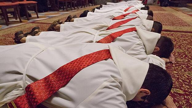 Priesterweihe dr&uuml;ckt dem Weihekandidaten einen Stempel auf