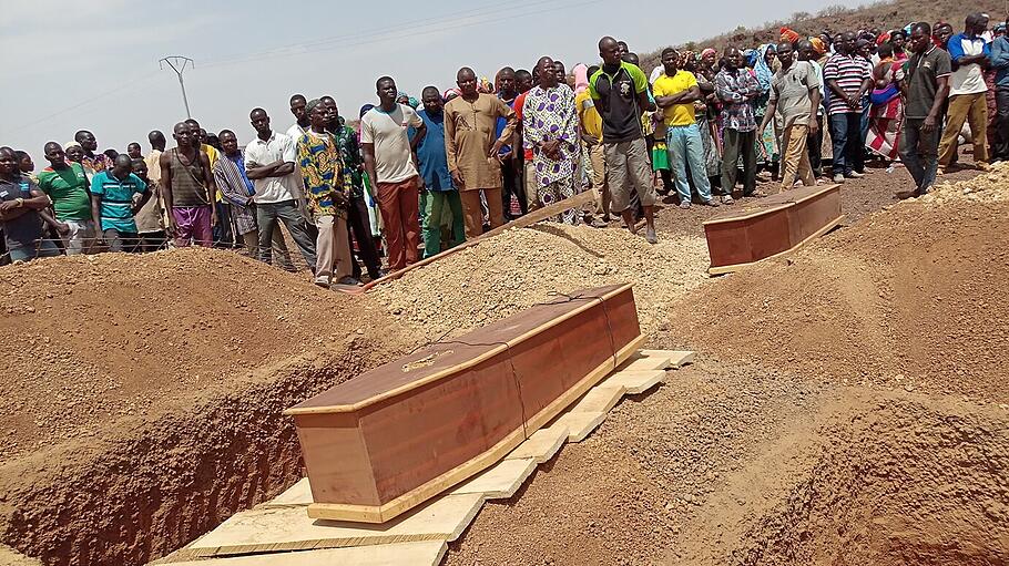 Beisetzung eines ermordeten Priesters in Burkina Faso