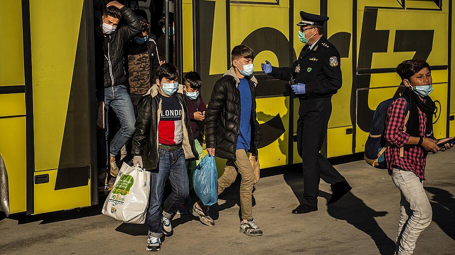Junge Flüchtlinge fliegen von Athen nach Hannover