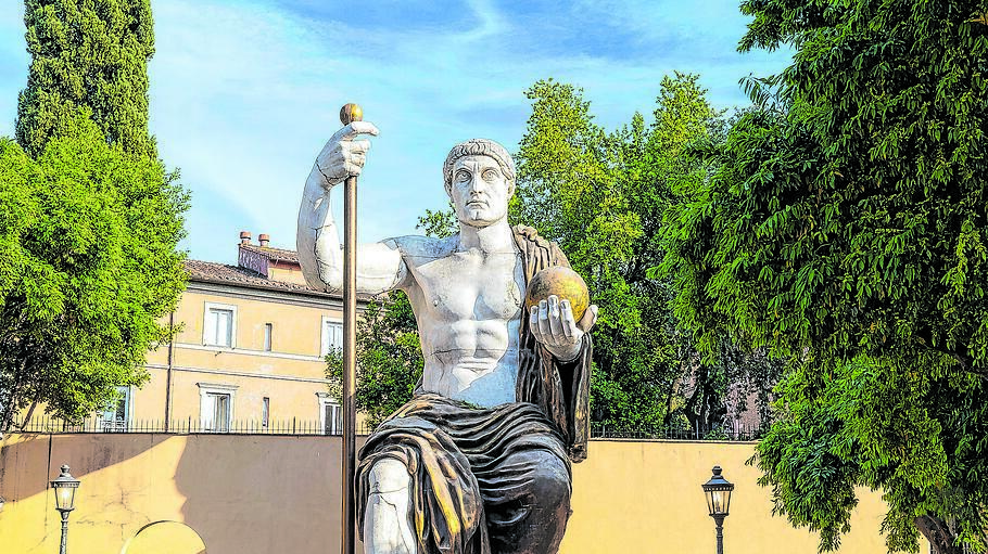 Die kolossale Statue Kaiser Konstantins im Garten der Villa Caffarelli in Rom kann nicht von seinem ambivalenten historischen Fußabdruck ablenken. Dass seine Beziehung zum Christentum politisch gefärbt war, gilt heute unter Wissenschaftlern als gesichert.