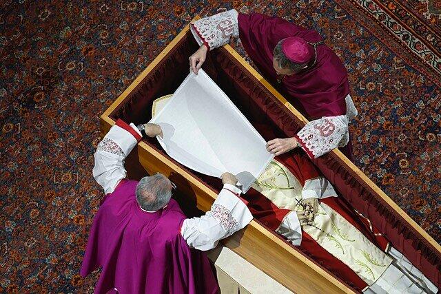 Schließung des Sarges von Papst em. Benedikt XVI.