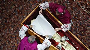 Schließung des Sarges von Papst em. Benedikt XVI.