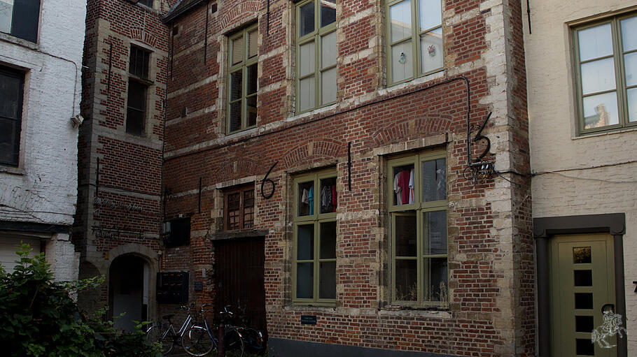 Die Fassade des Collegium Trilingue in Löwen