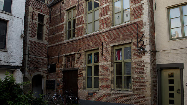Die Fassade des Collegium Trilingue in Löwen