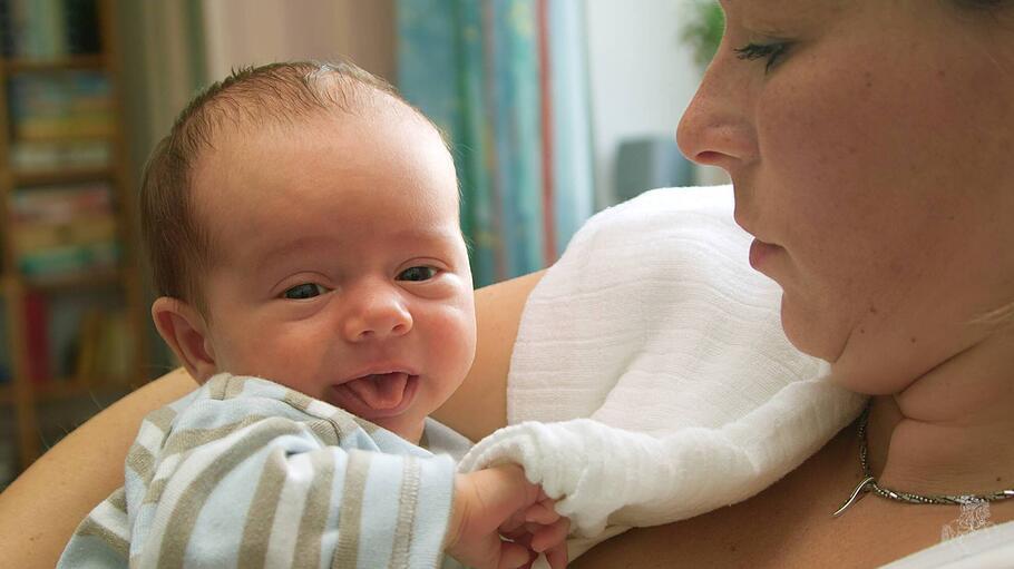 Baby mit Mutter