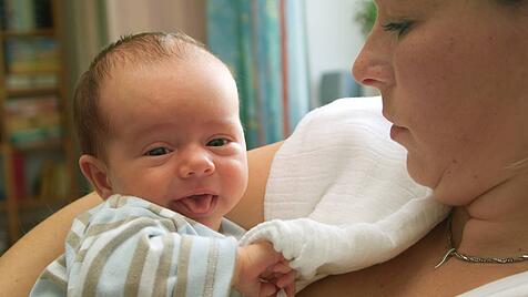 Baby mit Mutter