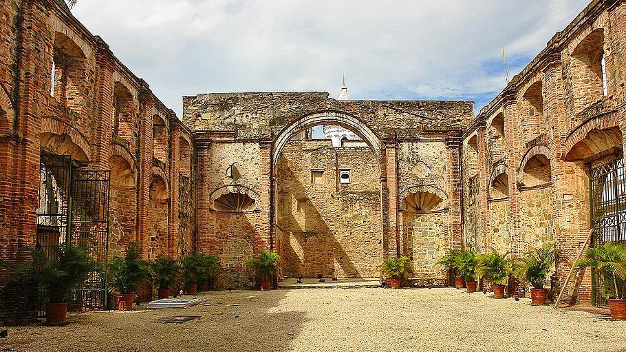 Ruiny kosciola jezuitów w Casco Antiguo, zabytkowej dzielnicy Panama City, Panama