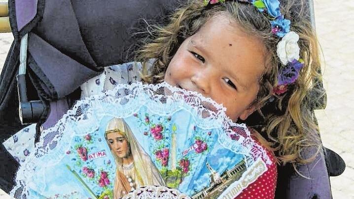Kleine Pilgerin ist von Fatima offensichtlich sehr angetan