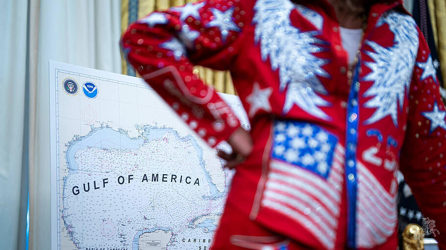 Kid Rock im Oval Office, hinter ihm eine "Golf von Amerika"-Karte