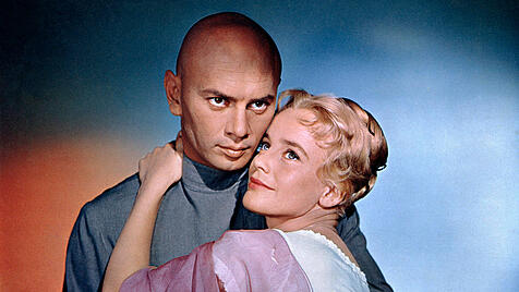 Yul Brunner und Maria Schell in der Verfilmung der Brüder Karamasow von 1950. Der Stoff scheint der russischen Volksseele erwachsen zu sein, berührt aber gleichzeitig die grundlegendsten Fragen im Verhältnis Mensch zu Gott.